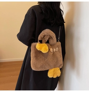 Détail du sac fourre-tout canard créatif en peluche marron avec décorations de palmes jaunes