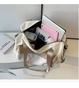 Vue détaillée de l'intérieur du sac de yoga fitness montrant sa grande capacité