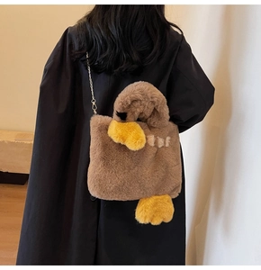 Détail du sac peluche canard marron avec bec jaune et bandoulière chaîne argentée