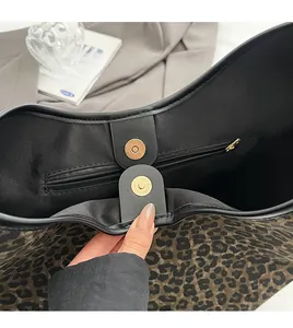 Detail of leopard tote bag golden magnetic clasp and interior hidden zipper pocket