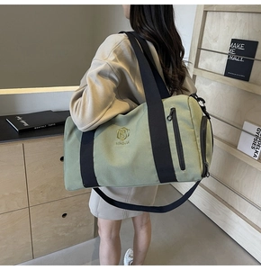 Dettaglio della borsa fitness verde chiaro con tessuto impermeabile e scomparto laterale