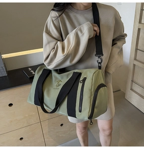Borsa fitness verde con ampi manici neri indossata da una modella in un contesto casual