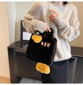 Détails du sac cabas en fausse fourrure noire avec canard jaune et chaîne dorée