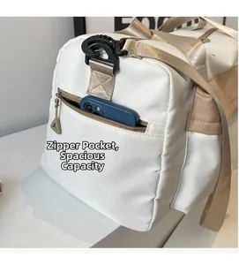Détail de la poche latérale zippée sur un grand sac de sport pour un rangement facile