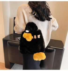 Vue arrière d'un mannequin portant le sac bandoulière pingouin en peluche avec chaîne