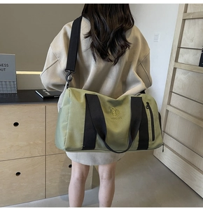Borsa fitness verde oliva con tracolla regolabile e tasca laterale per lo sport