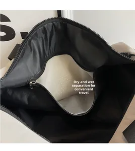 Détail de la poche de séparation sec et humide dans le sac de fitness de voyage