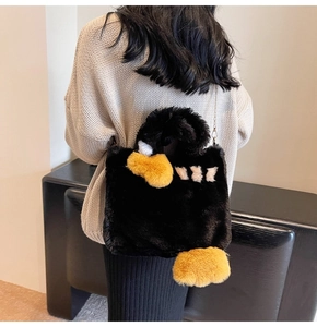 Détail du sac cabas en peluche noire avec détails canard jaune et chaîne dorée