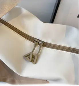 Gros plan détaillé des doubles fermetures éclair fluides et du tissu de ce sac de sport