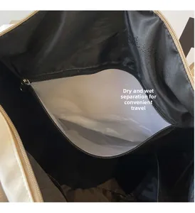 Détail de la poche de séparation sec et humide avec matériau étanche dans le sac de sport