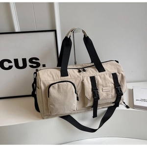 Gros plan détaillé du sac de fitness en toile beige avec sangles en nylon noir renforcé