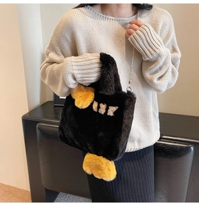 Détail du sac cabas canard noir en peluche avec pieds jaunes et bandoulière en chaîne