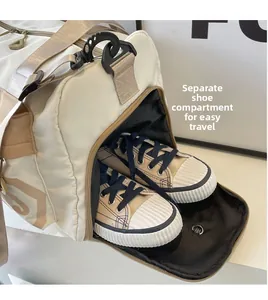 Détail du compartiment à chaussures séparé dans un sac de voyage imperméable
