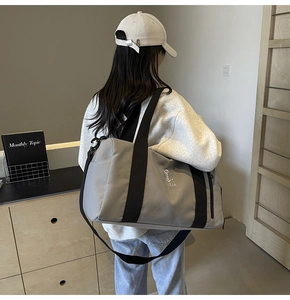 Dettaglio borsa fitness grigia capiente con tracolla regolabile e tessuto impermeabile