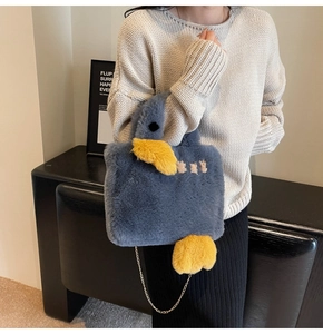 Détail du sac canard en peluche bleu avec fausse fourrure et chaîne dorée