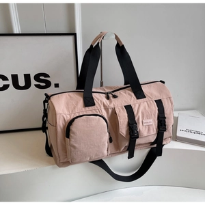 Détail du sac de sport rose avec deux poches avant et tissu en nylon résistant