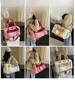 Sacs de fitness roses et kakis sur une valise et portés par un mannequin femme