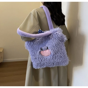 Vue arrière d'un sac cabas en peluche violette avec motif monstre porté par un mannequin
