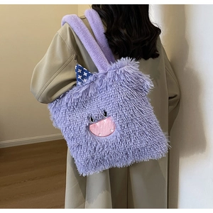 Détail du sac monstre en fausse fourrure violette avec broderies et cornes bleues à étoiles
