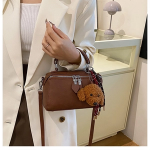 Sac polochon en similicuir marron avec breloque ours en peluche et foulard à carreaux