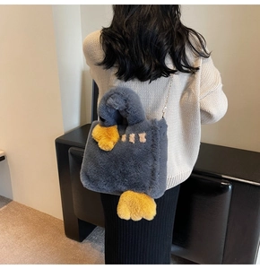 Vue détaillée d'un sac cabas en peluche canard gris avec bandoulière chaîne dorée