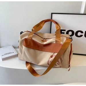 Détail du sac de voyage avec séparation sec-humide, nylon beige et sangles orange