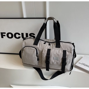 Détails du sac de voyage multi-poches en nylon résistant avec crochets métalliques de qualité