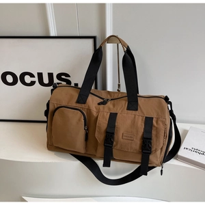 Détails du grand sac de voyage marron en nylon durable avec des poches latérales pratiques