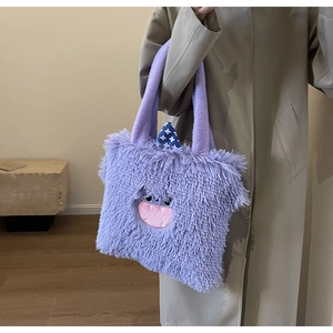 Détail du sac cabas monstre en peluche violette avec fausse fourrure et visage brodé