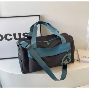 Détail du sac de sport avec compartiment sec-humide et poignées bleues contrastées