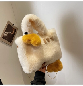 Détail du sac canard en peluche blanche avec fourrure douce et bandoulière dorée