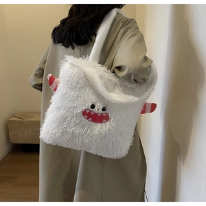 Vue détaillée du sac cabas en peluche monstre avec cornes rayées et bouche rouge