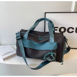 Détail du sac de voyage avec séparation sec-humide et sangle réglable solide
