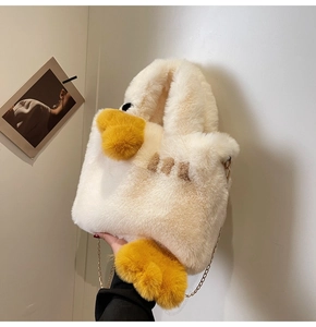 Détail du sac à main peluche canard avec fourrure synthétique et chaîne dorée