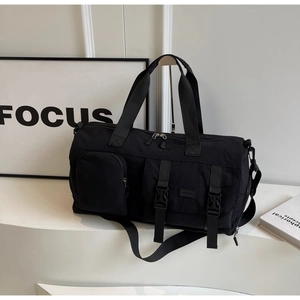 Vue détaillée du sac de sport noir avec poignées renforcées et bandoulière réglable