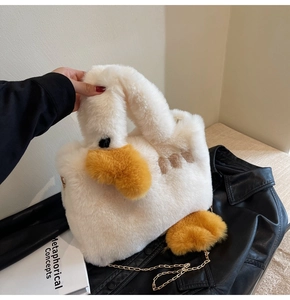 Détail du sac à main en peluche en forme de canard avec texture douce et chaîne dorée