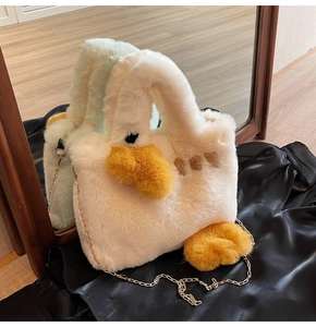 Détail du sac canard en peluche blanche avec fourrure synthétique douce et bandoulière dorée