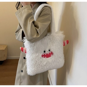 Vue détaillée du sac cabas en peluche blanche avec un design de monstre très créatif