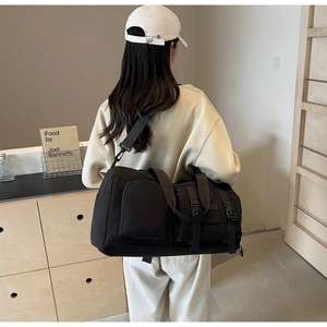 Détail macro du grand sac de fitness noir en tissu imperméable avec sangles réglables