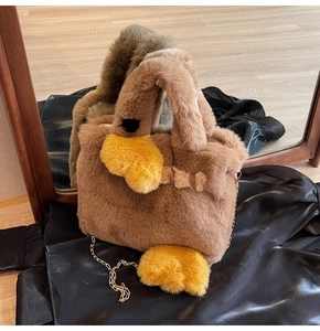 Détail du sac cabas peluche avec fourrure marron douce et bandoulière chaîne dorée