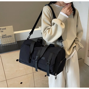 Détail du sac de sport noir avec sangles durables et fermeture à boucle robuste