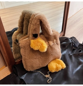 Détail du sac canard en peluche avec fourrure douce et bandoulière élégante en chaîne dorée