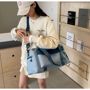 Détail du sac de sport bleu avec séparation humide et bandoulière réglable