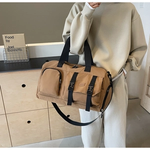 Détails du sac de voyage kaki avec tissu imperméable et boucles à dégagement rapide