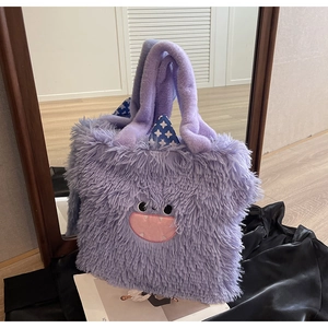 Détails du sac cabas monstre en peluche violette avec broderie d'yeux et texture duveteuse