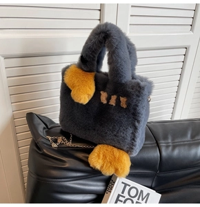 Détail du sac peluche canard créatif avec pieds orange et chaîne en métal doré