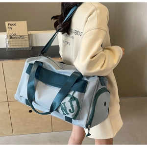 Vue détaillée du sac de fitness yoga grande capacité avec bandoulière et logo NJ