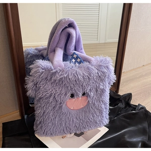 Détail d'un sac cabas en peluche violette avec visage de monstre et fausse fourrure douce