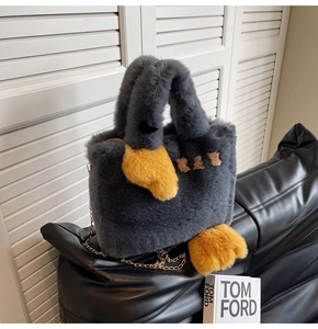 Détail du sac cabas en peluche gris foncé avec broderies de canard et d'oursons