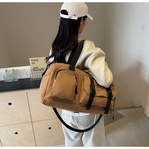 Vue détaillée du sac de voyage en nylon camel avec poches zippées et boucles de sécurité